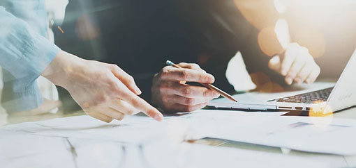 我們的貼標(biāo)機(jī)可以根據(jù)客戶(hù)的具體需求進(jìn)行定制，包括貼標(biāo)速度、標(biāo)簽尺寸、貼附位置等多個(gè)方面，滿(mǎn)足不同行業(yè)和產(chǎn)品的貼標(biāo)需求。